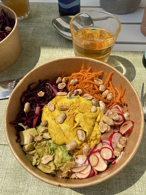 Bowl violet con boulgour verdure e hummus  at MARGARET in Biarritz