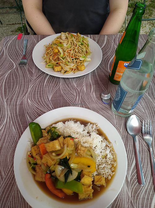 Nr.7 Bami Gai (ohne Fleisch mit Tofu), Nr.10 Pad Kra Pau Nüa (ohne Fleisch mit Tofu) at Ton Kun - Kiosk in Muehldorf