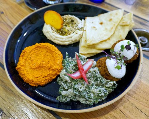 Assiette de mezze at Hododa in Marseille