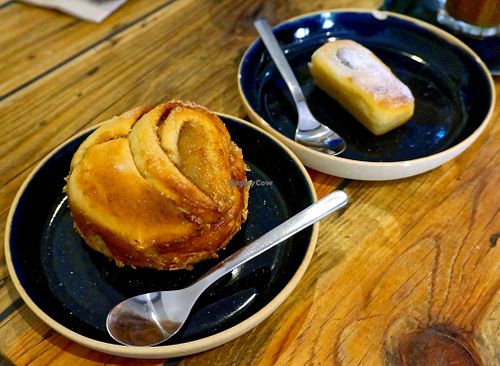 Cinamon roll + Financier at Hododa in Marseille
