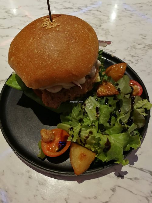 omnipork burger with salad at Vegan Amore 蔬慕 in Taipei