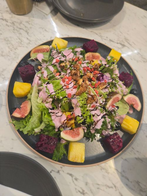 Fig and fruit salad at Vegan Amore 蔬慕 in Taipei