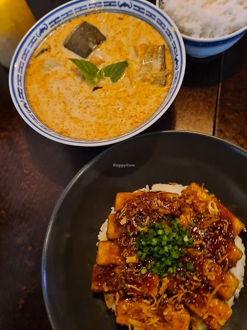 Curry und Teriyaki Tofu at Chay Vegan in Stavanger