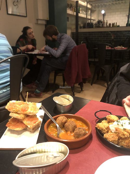 Pan con tomate, palomitas   at La Perra Verde in Barcelona