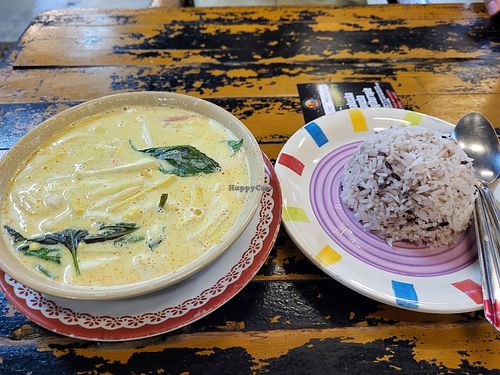 Pineapple Curry and Brown Rice at 17 Vegetarian Food Stall in Koh Phangan