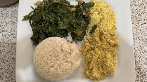 Couve refogada, arroz branco e farofa  at Só Verde - Botafogo in Rio De Janeiro