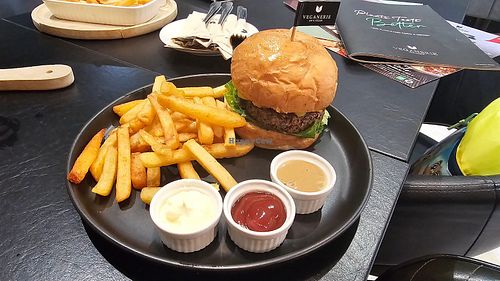 Burger at Veganerie - Kingkeaw in Bangkok