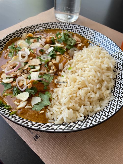 Chicken curry at The Den - A plant-based experience in Oeiras