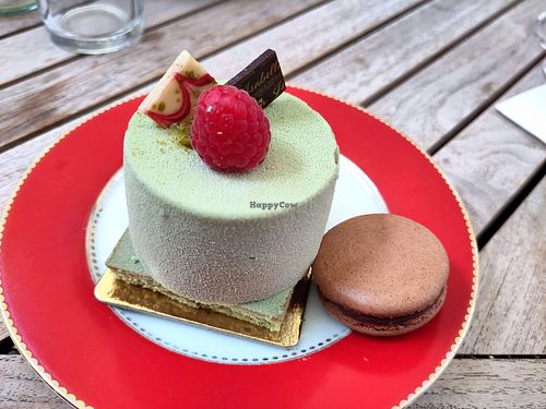 Pistachio cake and chocolate  macaron at Isabella Pâtisserie in Munich
