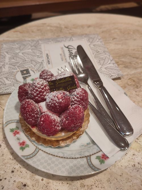 Raspberry tart at Isabella Pâtisserie in Munich