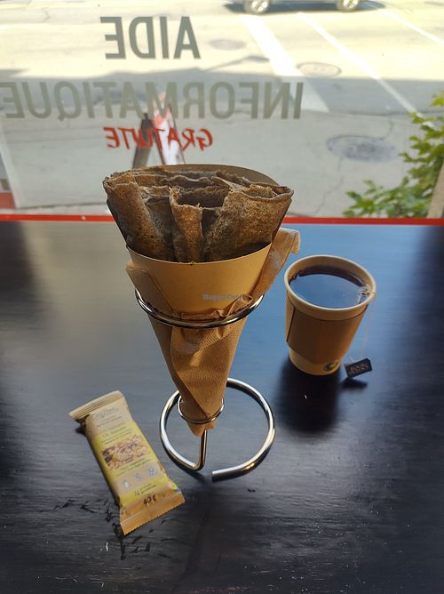 Crêpe au champignon, micro pouces et pesto. Barre de céréales Oh Banana vegan et sans gluten. at Café de l'octet in Montreal