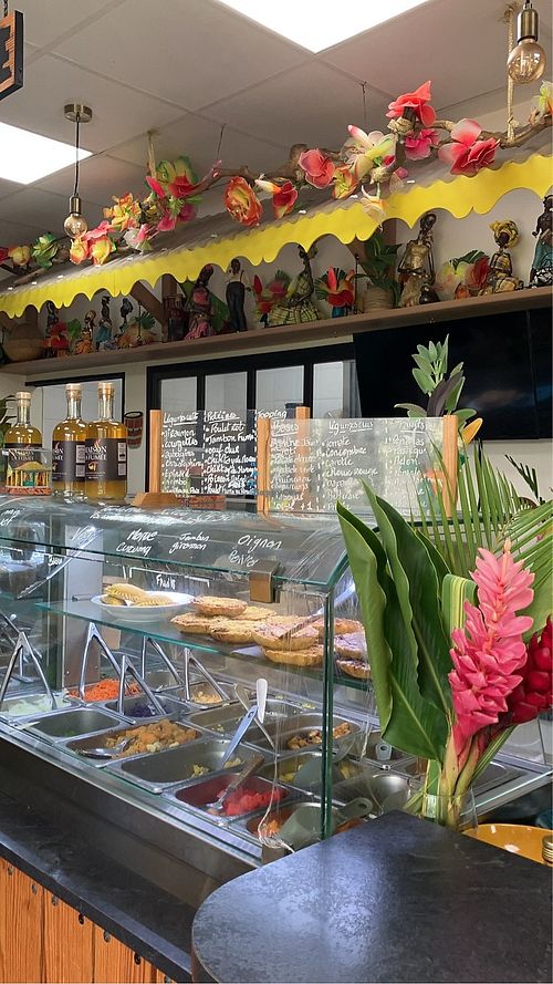 Devant et à l’intérieur de la boutique   at Kreol Bar in Le Moule