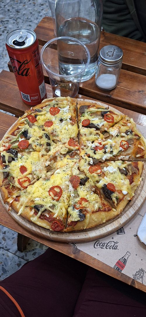 Vegan special pizza at Santa Lucia Pizza in Trikala