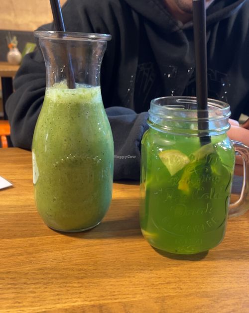Avocado Dreams Smoothie und Full Moon Tea, beides sehr lecker   at Bowli  in Euskirchen