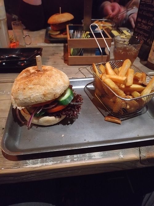 Fake Chicken Burger mit Classic Fries at Nyce Guys in Geestland