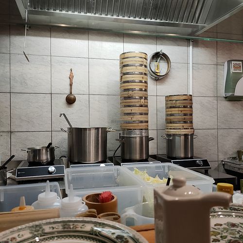 Momos in the making at Kleiner Herd Großes Feuer in Bonn