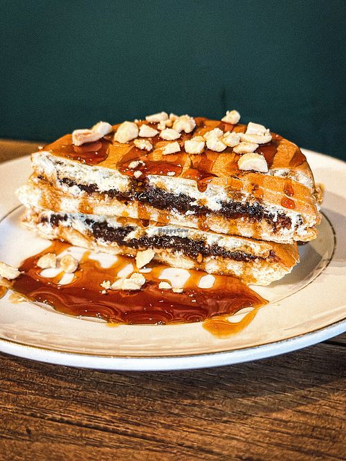 DESSERT DU MOIS : 
"Le Snickers" 
Peanut butter, pâte à tartiner au chocolat maison, coulis de caramel et cacahuètes grillées et salées at Madrediosa in Montpellier