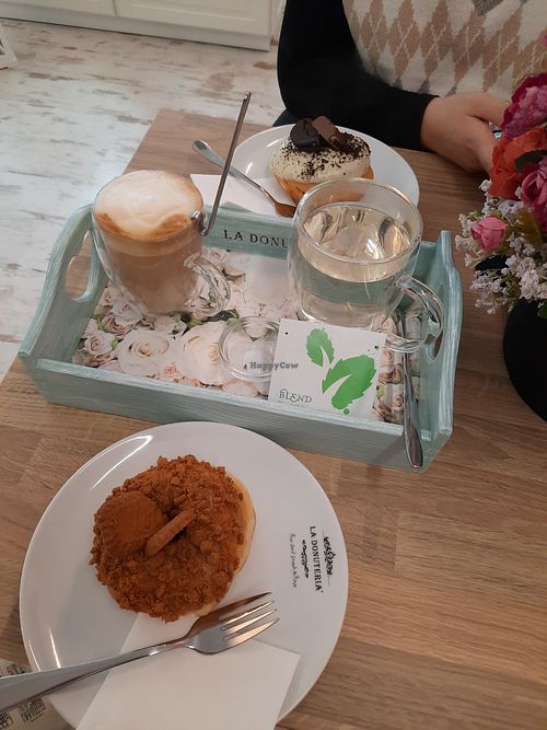 veganer Lotus-Donut, veganer Cappuccino mit Pumpkin Spice at La Donuteria in Trier