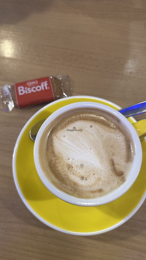 Café rico, galleta lotus y una burger (no hay más)  at La Scala in Potes