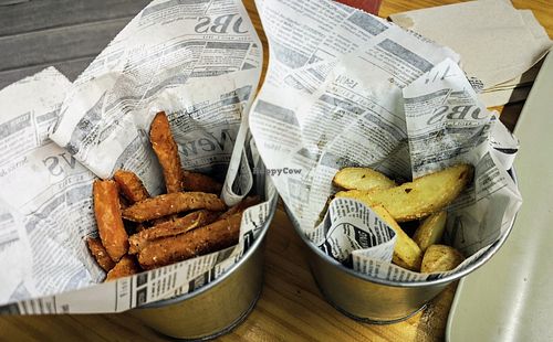 Sticks de batata y gajos de patata a medio comer (porciones generosas, hasta arriba) at TROPICOOL in Madrid