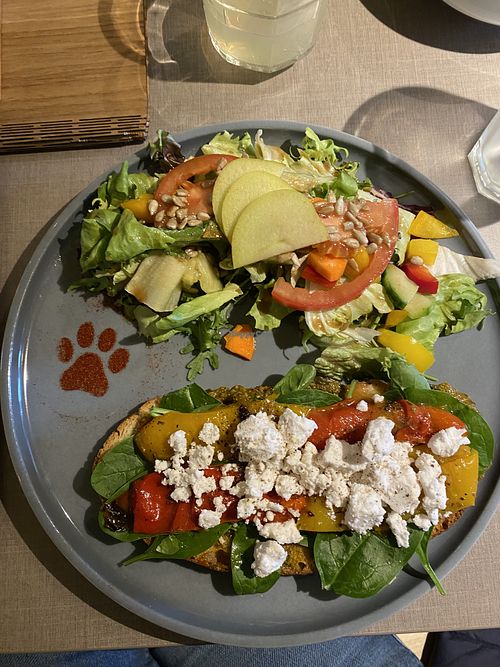 Sunny side up Stulle (slice of bread) with salad #Veganuary at Katzentempel - Hamburg in Hamburg