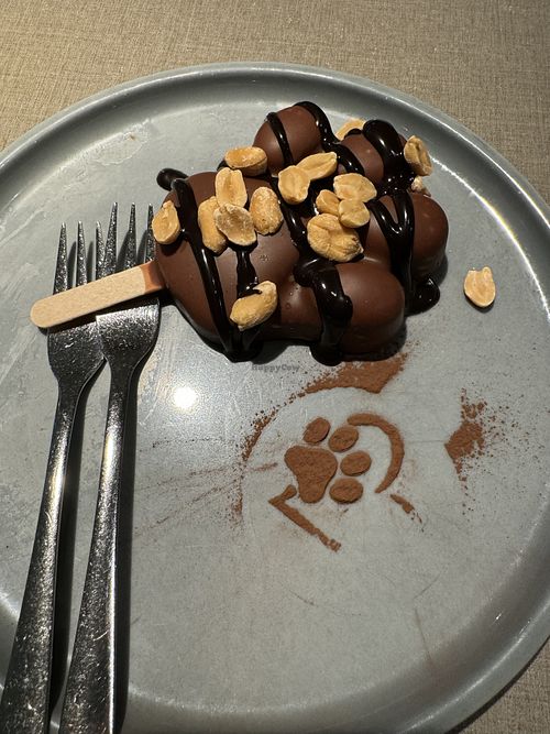 Don‘t call it Snickers 💓  at Katzentempel - Hamburg in Hamburg