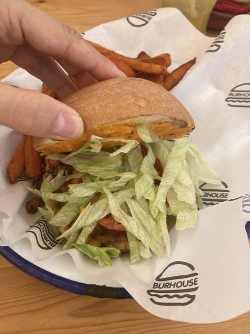 you have to ask for the gluten free bread and without the „vegan cheese“. They don’t have vegan cheese from the menu!!  at Burhouse in Benicarlo