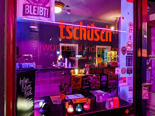 Outside of Cafe Tschüsch at night at tschüüüsch - Vriends & Cosy Comfort Food in Berlin