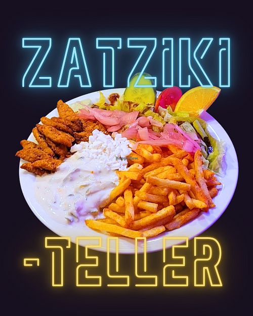 NEW but #OldschoolLekker THE ZATZIKI TELLER with GoodFries 🍟 Moonsalt-Edition + our housemade SoyaSaursTex + fresh SideSalad + PinkyOnions + a looots of Zatziki 🥗 #allplantba at tschüüüsch - Vriends & Cosy Comfort Food in Berlin