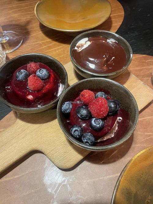 Nagerecht, kokos ijs in verschillende smaken.   at Gastrobar SAM in Oostende