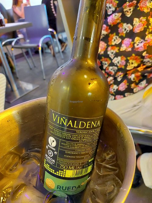 Vegan white wine at Los Andenes Vegan - Puerta de Toledo in Madrid