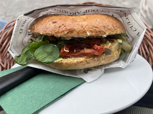 Vegan bagel  at FLOS coffee&bagels in Hall In Tirol