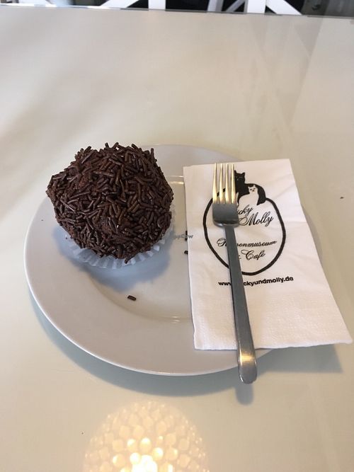 Rum-kugel at Micky und Molly Katzenmuseum und Cafe in Braunschweig