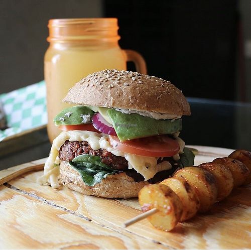 Hamburguesa de proteína de chicharo con queso   at Taller Veganico in Santa Catarina