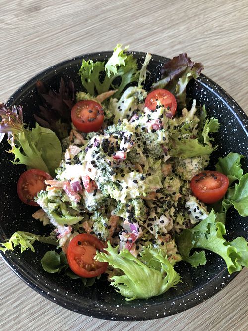 Ensalada de brócoli con aderezo de girasol  at Taller Veganico in Santa Catarina