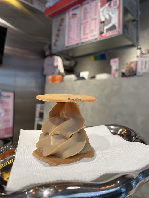 Soft serve ice cream sandwich   at Ice Gyaru - 霜淇淋專門店 in Taipei