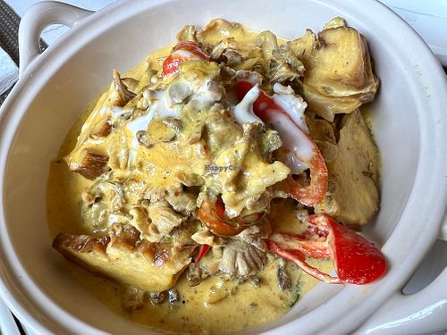 Mushrooms curry with mock duck at Ruan Mae Lui Vegetarian เรือนแม่หลุยมังสวิรัติ in Bangkok