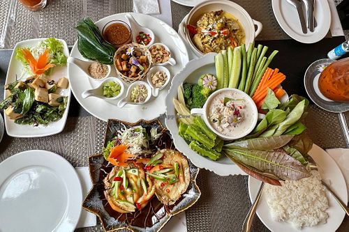 Full table at Ruan Mae Lui Vegetarian เรือนแม่หลุยมังสวิรัติ in Bangkok