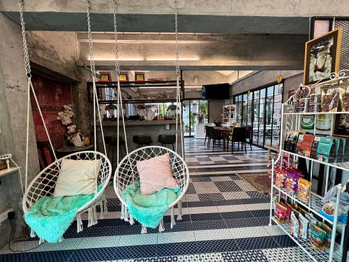 Atmosphere  at Ruan Mae Lui Vegetarian เรือนแม่หลุยมังสวิรัติ in Bangkok