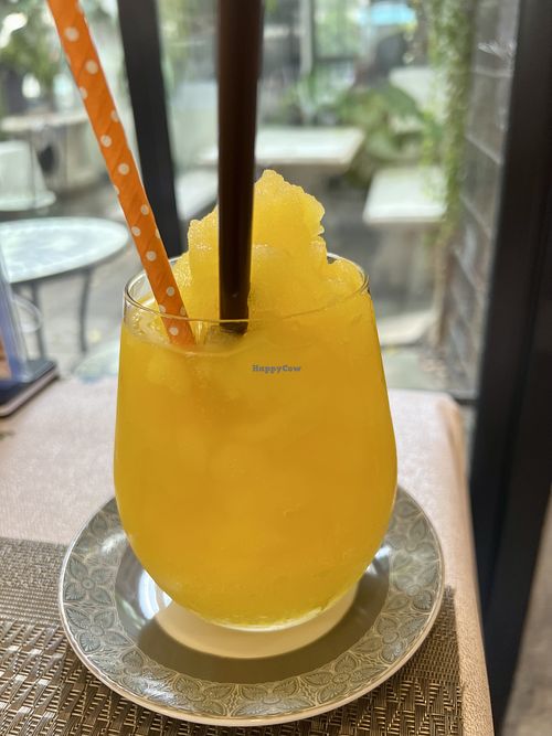 Mango smoothie 🥭   at Ruan Mae Lui Vegetarian เรือนแม่หลุยมังสวิรัติ in Bangkok