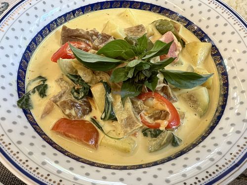 Vegan grilled “duck” curry  at Ruan Mae Lui Vegetarian เรือนแม่หลุยมังสวิรัติ in Bangkok