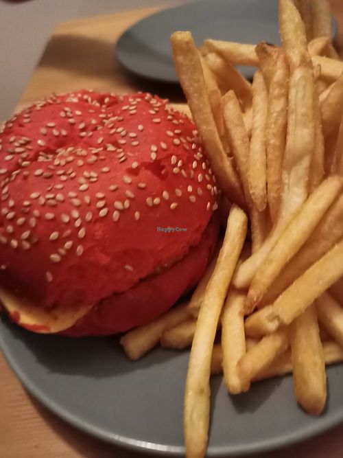 Rose burger menu at Sunrj in Brussels