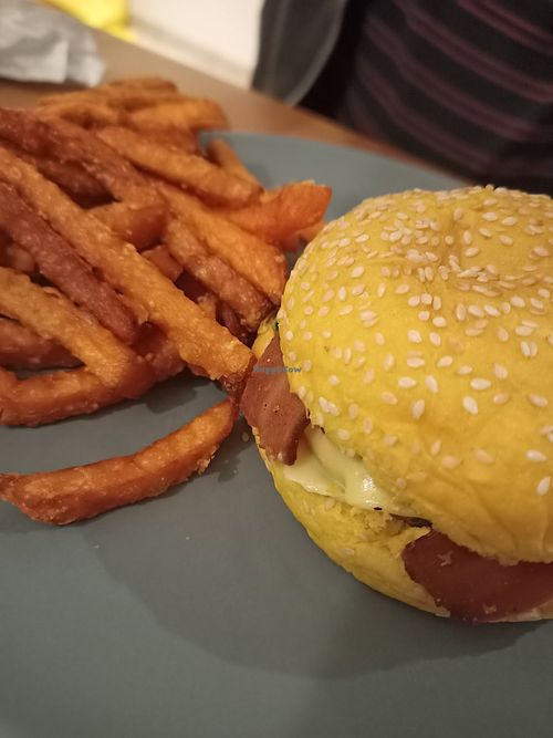 Yellow burger at Sunrj in Brussels