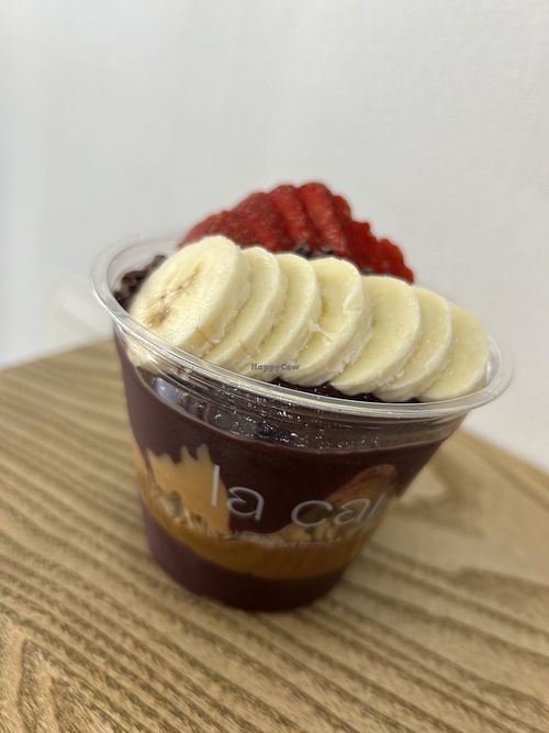 250ml, Banana, Strawberry, Granola, PB, Cacao Nibs, Pistachio Butter (10€)  at La Çaí in Brussels