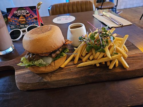 Wellington Burger on a Plate 2023 - delicious at Otto Champagneria & Beer Hall in Wellington