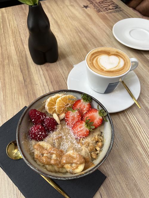 Avena con proteína de soja, con frutas de estación y crema de cacahuete.  at Malament in Barcelona