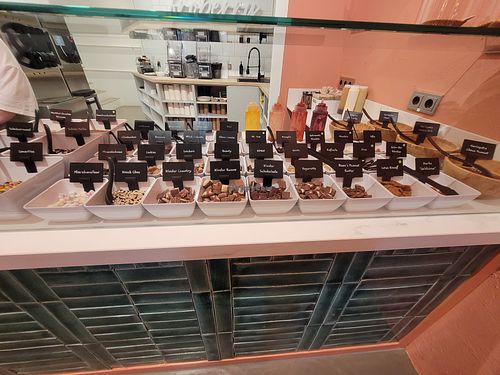 the vegan toppings are the ones with the green dot at Froberry in Essen