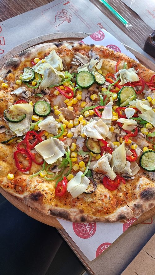 Vegan pizza at Pizza Pellini in Konya