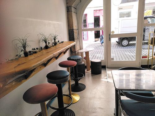 Counter seats and entrance at Veggie's Corner in Besancon