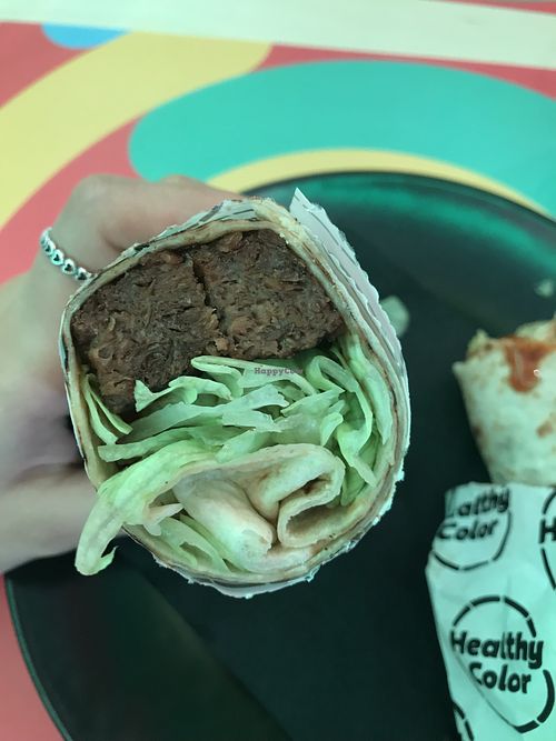 Nella foto un wrap con beyond meat   at Healthy Color in Parma